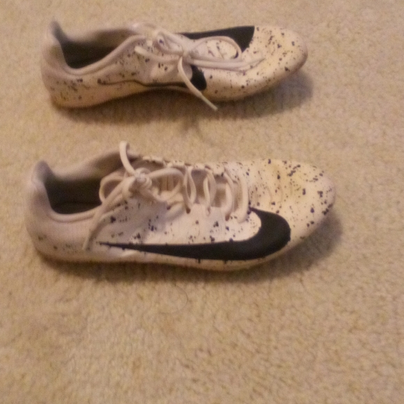 white nike distance spikes